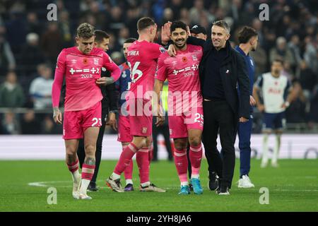 LONDON, Großbritannien - 10. November 2024: Ipswich Town Manager Kieran McKenna feiert mit Massimo Luongo aus Ipswich Town nach dem Premier League Spiel zwischen Tottenham Hotspur FC und Ipswich Town FC im Tottenham Hotspur Stadium (Credit: Craig Mercer/ Alamy Live News) Stockfoto