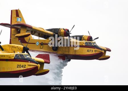 Thessaloniki, Griechenland. November 2024. Ein Flugzeug der griechischen Luftwaffe Canadair fällt Wasser, wenn sie an einer Flugschau am Ufer der Stadt Thessaloniki teilnehmen. (Kreditbild: © Giannis Papanikos/ZUMA Press Wire) NUR REDAKTIONELLE VERWENDUNG! Nicht für kommerzielle ZWECKE! Quelle: ZUMA Press, Inc./Alamy Live News Stockfoto