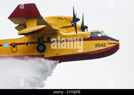 Thessaloniki, Griechenland. November 2024. Ein Flugzeug der griechischen Luftwaffe CL-415 Canadair lässt Wasser fallen, als es an einer Flugschau am Wasser der Stadt Thessaloniki teilnimmt. (Kreditbild: © Giannis Papanikos/ZUMA Press Wire) NUR REDAKTIONELLE VERWENDUNG! Nicht für kommerzielle ZWECKE! Quelle: ZUMA Press, Inc./Alamy Live News Stockfoto