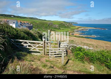 Blick nach Norden von Prawle Point auf dem South West Coast Path, Devon, Großbritannien Stockfoto