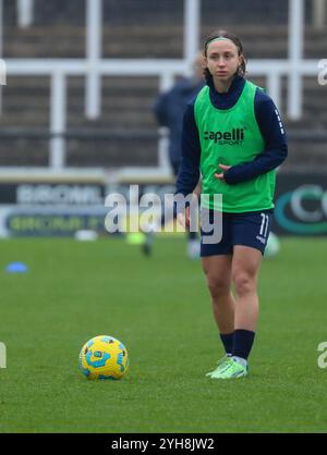 London, Großbritannien. November 2024. Miljana Ivanovic (11 London City Lionesses) wärmt sich vor dem Barclays Womens Championship Spiel zwischen London City Lionesses und Birmingham City in der Hayes Lane in Bromley, London, England am Sonntag, den 10. November 2024 auf. (Claire Jeffrey/SPP) Credit: SPP Sport Press Photo. /Alamy Live News Stockfoto