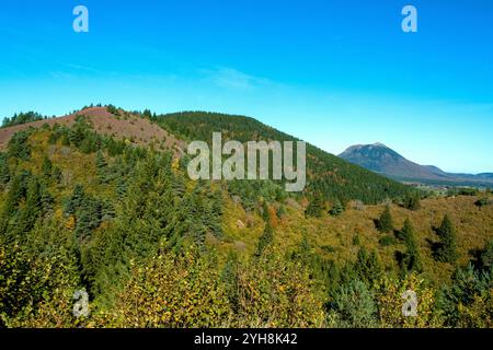 Puy de Dome (63) Parc naturel régional des volcans d'Auvergne. Vue sur le Puy de Lassolas en Premier Plan et le Puy de Mercoeur // Frankreich. Auvergne. Stockfoto