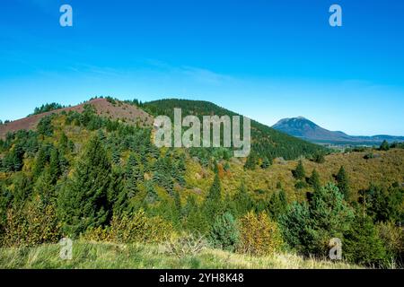 Puy de Dome (63) Parc naturel régional des volcans d'Auvergne. Vue sur le Puy de Lassolas en Premier Plan et le Puy de Mercoeur // Frankreich. Auvergne. Stockfoto