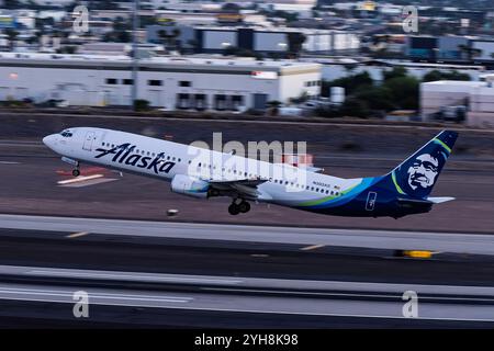 Sky Harbor International Airport, 11-09-24 Phoenix AZ USA Alaska Airlines Boeing 737-900 N303AS Abfahrt bei Sonnenuntergang ab 7L bei Sky Harbor International Stockfoto