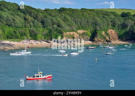 Blick über Boote in der Salcombe Mündung bis Sunny Cove vom South West Coast Path in Devon, Großbritannien Stockfoto