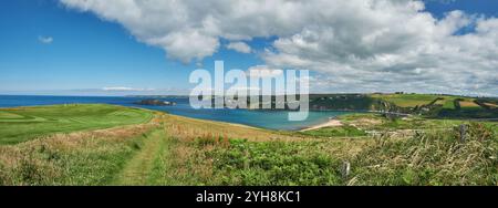 Panorama von Bantham Sand mit Blick auf Burgh Island und Bigbury-on-Sea, vom South West Coast Path, Devon, Großbritannien Stockfoto