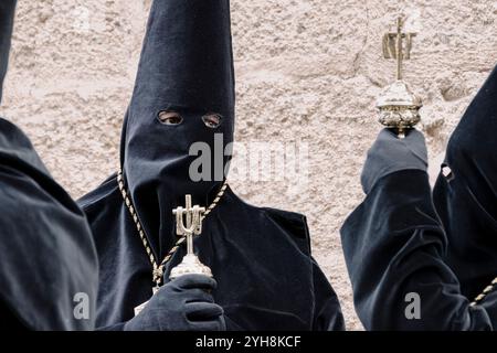 Zamora, Spanien, 28. März 2024: Feierliche Prozession: Pönitenten in traditioneller Kleidung während der Karwoche von Zamora Stockfoto