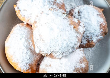 Oliebollen, Ein typisch holländischer Snack für Winter und Silvesterabend. Stockfoto