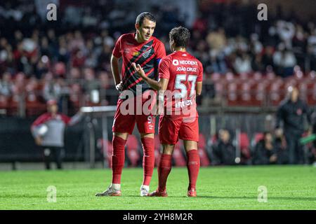 Sao Paulo, Brasilien. September 2024. PABLO, VON ATHLETICO PARANAENSE UND JOAO CRUZ, VON ATHLETICO PARANAENSE Talk, während des Spiels zwischen Sao Paulo x Athletico Paranaense, gültig für die 33. Runde der brasilianischen Meisterschaft Serie A, die diesen Samstag, den 9. November, in Morumbis in Sao Paulo-SP stattfand, Riquelve Nata/SPP ( © Riquelve Natã/SPP) Foto: SPP Sport Press Photo. /Alamy Live News Stockfoto