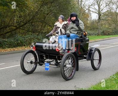 Um 1903 Oldsmobile Runabout 152 im London to Brighton Veteran Car Run 2024 vorbei an Earlswood Redhill Surrey Stockfoto