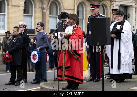 War Memorial, Grand Parade, Hove, Stadt Brighton & Hove, East Sussex, Großbritannien. Gedenksonntag, Hove. Der Gedenktag wird im Vereinigten Königreich als Gedenktag für den Beitrag der britischen und des Commonwealth-Militärs und -Soldaten und -Frauen in den beiden Weltkriegen und späteren Konflikten abgehalten. Sie findet am zweiten Sonntag im November statt. November 2024. David Smith/Alamy News Stockfoto