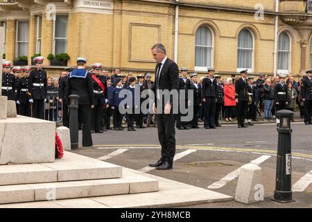 War Memorial, Grand Parade, Hove, Stadt Brighton & Hove, East Sussex, Großbritannien. Gedenksonntag, Brighton. Der Gedenktag wird im Vereinigten Königreich als Gedenktag für den Beitrag der britischen und des Commonwealth-Militärs und -Soldaten und -Frauen in den beiden Weltkriegen und späteren Konflikten abgehalten. Sie findet am zweiten Sonntag im November statt. Dieses Bild zeigt den Abgeordneten Peter Kyle, Minister für Wissenschaft und Technologie. November 2024. David Smith/Alamy News Stockfoto