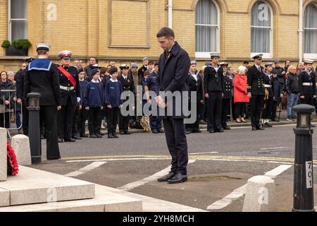 War Memorial, Grand Parade, Hove, Stadt Brighton & Hove, East Sussex, Großbritannien. Gedenksonntag, Brighton. Der Gedenktag wird im Vereinigten Königreich als Gedenktag für den Beitrag der britischen und des Commonwealth-Militärs und -Soldaten und -Frauen in den beiden Weltkriegen und späteren Konflikten abgehalten. Sie findet am zweiten Sonntag im November statt. Dieses Bild zeigt Chris Ward MP für Brighton Kemptown und Peacehaven am 10. November 2024. David Smith/Alamy News Stockfoto