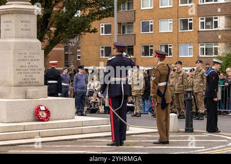 War Memorial, Grand Parade, Hove, Stadt Brighton & Hove, East Sussex, Großbritannien. Gedenksonntag, Hove. Der Gedenktag wird im Vereinigten Königreich als Gedenktag für den Beitrag der britischen und des Commonwealth-Militärs und -Soldaten und -Frauen in den beiden Weltkriegen und späteren Konflikten abgehalten. Sie findet am zweiten Sonntag im November statt. Dieses Bild zeigt den Lord-Lieutenant of East Sussex am 10. November 2024. David Smith/Alamy News Stockfoto