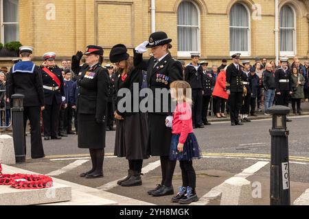 War Memorial, Grand Parade, Hove, Stadt Brighton & Hove, East Sussex, Großbritannien. Gedenksonntag, Brighton. Der Gedenktag wird im Vereinigten Königreich als Gedenktag für den Beitrag der britischen und des Commonwealth-Militärs und -Soldaten und -Frauen in den beiden Weltkriegen und späteren Konflikten abgehalten. Sie findet am zweiten Sonntag im November statt. November 2024. David Smith/Alamy News Stockfoto