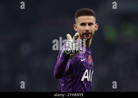 LONDON, UK - 10. November 2024: Guglielmo Vicario von Tottenham Hotspur reagiert während des Premier League-Spiels zwischen Tottenham Hotspur FC und Ipswich Town FC im Tottenham Hotspur Stadium (Foto: Craig Mercer/ Alamy Live News) Stockfoto