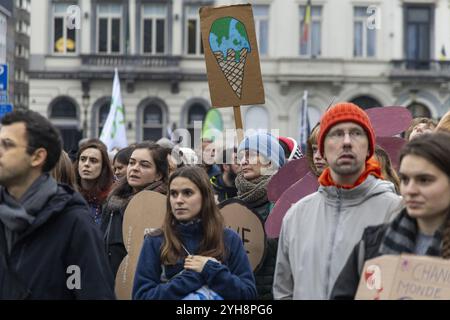 Brüssel, Belgien November 2024. Dieses Bild wurde während eines marsches für Klima, Frieden und soziale Gerechtigkeit aufgenommen, der von Rise for Climate am Vorabend der COP 29 in Brüssel am Sonntag, den 10. November 2024, organisiert wurde. BELGA FOTO NICOLAS MAETERLINCK Credit: Belga News Agency/Alamy Live News Stockfoto