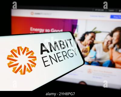 Deutschland. Juli 2024. In dieser Abbildung ist ein Mobiltelefon mit dem Logo des amerikanischen Multi-Level-Marketingunternehmens Ambit Energy vor der Business-Website zu sehen. (Credit Image: © Timon Schneider/SOPA Images via ZUMA Press Wire) NUR REDAKTIONELLE VERWENDUNG! Nicht für kommerzielle ZWECKE! Stockfoto