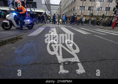 Brüssel, Belgien November 2024. Dieses Bild wurde während eines marsches für Klima, Frieden und soziale Gerechtigkeit aufgenommen, der von Rise for Climate am Vorabend der COP 29 in Brüssel am Sonntag, den 10. November 2024, organisiert wurde. BELGA FOTO NICOLAS MAETERLINCK Credit: Belga News Agency/Alamy Live News Stockfoto