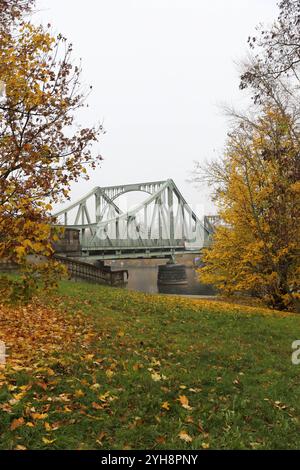 Die Glienicker Brücke zwischen Berlin und Potsdam, 10. November 2024. 35 Jahre Mauerfall Glienicker Brücke Stockfoto