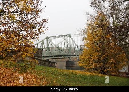 Die Glienicker Brücke zwischen Berlin und Potsdam, 10. November 2024. 35 Jahre Mauerfall Glienicker Brücke Stockfoto