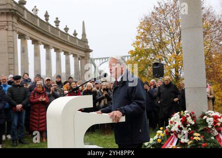 Joachim Gauck Bundespräsident A.D. spricht während einer Gedenkveranstaltung anlässlich des 35. Jahrestage des Falls der Berliner Mauer und der Öffnung der Glienicker Brücke, Potsdam, 10. November 2024. 35 Jahre Mauerfall Glienicker Brücke Stockfoto