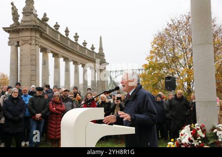 Joachim Gauck Bundespräsident A.D. spricht während einer Gedenkveranstaltung anlässlich des 35. Jahrestage des Falls der Berliner Mauer und der Öffnung der Glienicker Brücke, Potsdam, 10. November 2024. 35 Jahre Mauerfall Glienicker Brücke Stockfoto