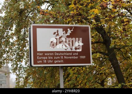 Touristisches Hinweisschild mit der Aufschrift hier waren Deutschland und Europa bis zum 10. November 1989 um 18 Uhr geteilt an der Glienicker Brücke in Potsdam, 10. November 2024. 35 Jahre Mauerfall Glienicker Brücke Stockfoto