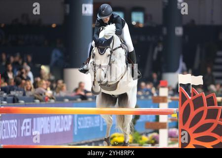 Geraldine Straumann reitet Long John Silver 3 in Aktion während des CSI5*- W Longines FEI Jumping World Cup 2024 Gran Prix, präsentiert von KASK, im Pala Fimauto am 10. November 2024 in Verona, Italien. Stockfoto