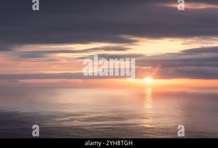 Sonnenaufgang von der Nordküste Madeiras aus gesehen Stockfoto