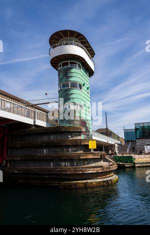 KOPENHAGEN, DÄNEMARK - 1. MAI 2023: Knippelsbro Kontrollturm, Knippel Klappbrücke über den Inner Harbour auf Christianshavn am 1. Mai 2023 in Copen Stockfoto