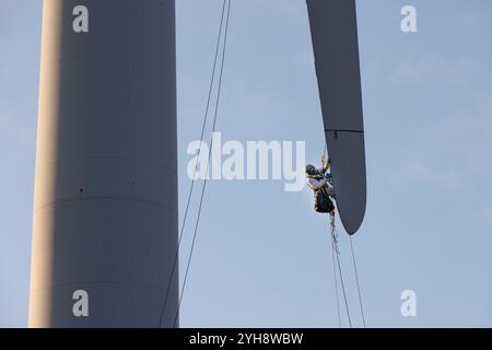 9. November 2024. Forss, Caithness, Schottland. Der Techniker Michael Parry repariert eine Windmühle auf der Forss Wind Farm in der Nähe von Thurso, Schottland. Stockfoto