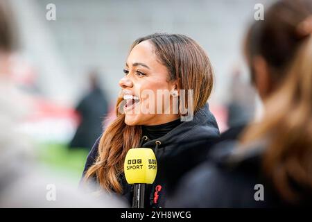 St Helens, Großbritannien. Sonntag, 10. November 2024, Barclays Women’s Super League: Liverpool FC Women vs Chelsea FC Women im St. Helens Stadium. Alex Scott von BBC Sport. James Giblin/Alamy Live News. Stockfoto