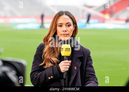 St Helens, Großbritannien. Sonntag, 10. November 2024, Barclays Women’s Super League: Liverpool FC Women vs Chelsea FC Women im St. Helens Stadium. Alex Scott von BBC Sport. James Giblin/Alamy Live News. Stockfoto