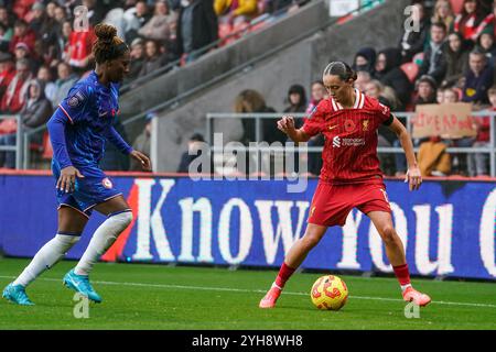 St Helens, Großbritannien. Sonntag, 10. November 2024, Barclays Women’s Super League: Liverpool FC Women vs Chelsea FC Women im St. Helens Stadium. Mia Enderby und Kadeisha Buchanan haben das Spiel durchlaufen. James Giblin/Alamy Live News. Stockfoto