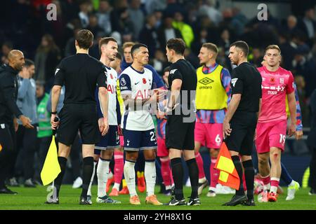 London, Großbritannien. November 2024. London, England, 10. Oktober 2024: Pedro Porro (23 Tottenham Hotspur) spricht mit dem Schiedsrichter Darren England nach dem letzten Pfiff während des Premier League Spiels zwischen Tottenham Hotspur und Ipswich Town im Tottenham Hotspur Stadium in London (Alexander Canillas/SPP). /Alamy Live News Stockfoto