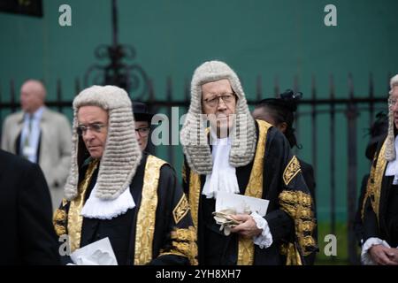 Lord and Lady Justices of Appeal in voller richterlicher Kleidung, die im House of Lords angekommen sind. Richter und Angehörige der juristischen Berufe im Vereinigten Königreich verlassen Westminster Abbey nach einem Gottesdienst zum Beginn des Rechtsjahres in England und Wales. Stockfoto