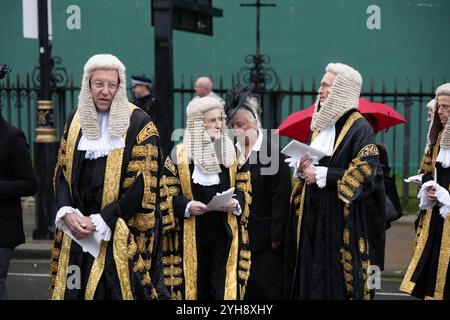 Lord and Lady Justices of Appeal in voller richterlicher Kleidung, die im House of Lords angekommen sind. Richter und Angehörige der juristischen Berufe im Vereinigten Königreich verlassen Westminster Abbey nach einem Gottesdienst zum Beginn des Rechtsjahres in England und Wales. Stockfoto