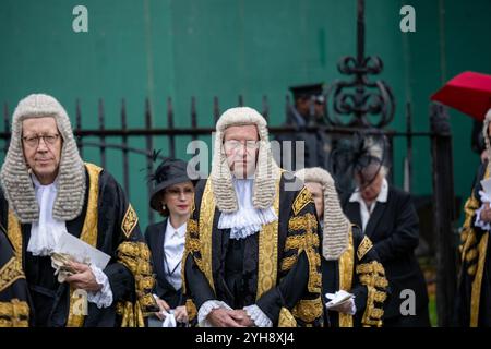 Lord and Lady Justices of Appeal in voller richterlicher Kleidung, die im House of Lords angekommen sind. Richter und Angehörige der juristischen Berufe im Vereinigten Königreich verlassen Westminster Abbey nach einem Gottesdienst zum Beginn des Rechtsjahres in England und Wales. Stockfoto