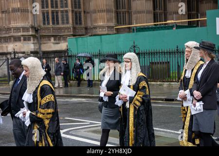 Lord and Lady Justices of Appeal in voller richterlicher Kleidung, die im House of Lords angekommen sind. Richter und Angehörige der juristischen Berufe im Vereinigten Königreich verlassen Westminster Abbey nach einem Gottesdienst zum Beginn des Rechtsjahres in England und Wales. Stockfoto