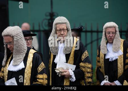 Lord and Lady Justices of Appeal in voller richterlicher Kleidung, die im House of Lords angekommen sind. Richter und Angehörige der juristischen Berufe im Vereinigten Königreich verlassen Westminster Abbey nach einem Gottesdienst zum Beginn des Rechtsjahres in England und Wales. Stockfoto