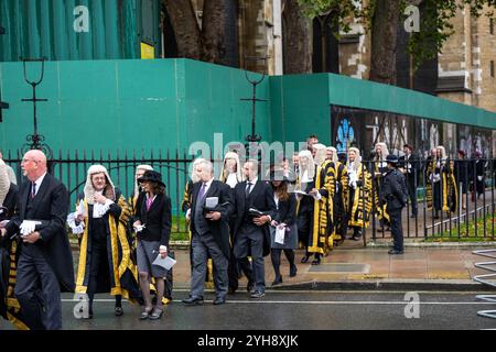 Lord and Lady Justices of Appeal in voller richterlicher Kleidung, die im House of Lords angekommen sind. Richter und Angehörige der juristischen Berufe im Vereinigten Königreich verlassen Westminster Abbey nach einem Gottesdienst zum Beginn des Rechtsjahres in England und Wales. Stockfoto