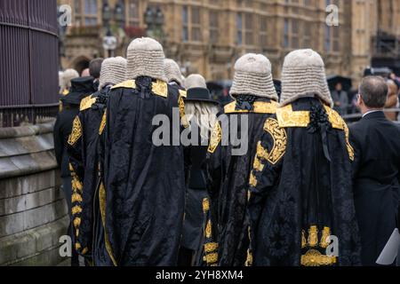 Lord und Lady Justices of Appeal ziehen in voller richterlicher Kleidung zum Mittagessen ins House of Lords. Richter und Angehörige der juristischen Berufe im Vereinigten Königreich verlassen Westminster Abbey nach einem Gottesdienst zum Beginn des Rechtsjahres in England und Wales. Stockfoto