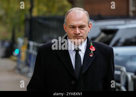 Downing Street, London, Großbritannien. November 2024. Sir Edward Davey (Ed Davey), Führer der Liberaldemokraten. Politiker, einschließlich ehemaliger Premierminister, werden auf dem Weg zur Gedenkfeier am Sonntag in Whitehall in Westminster durch die Downing Street spazieren sehen. Quelle: Imageplotter/Alamy Live News Stockfoto