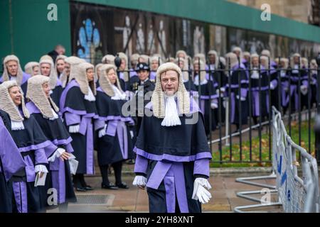 Richter aus dem Kreis (vor den Bezirksgerichten oder dem Crown Court), die während der Veranstaltung gesehen werden. Richter und Angehörige der juristischen Berufe im Vereinigten Königreich verlassen Westminster Abbey nach einem Gottesdienst zum Beginn des Rechtsjahres in England und Wales. Stockfoto