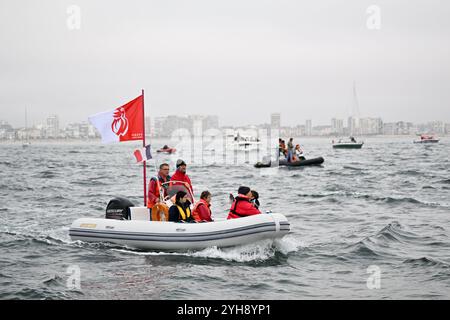 Illustration des Starts des Vendee Globe 2024-2025, 10. Ausgabe des Solo-Nonstop rund um die Welt-Yachtrennen, am 10. November 2024 in Les Sables-d'Olonne, Frankreich. Foto: Tomas Stevens/ABACAPRESS. COM Credit: Abaca Press/Alamy Live News Stockfoto