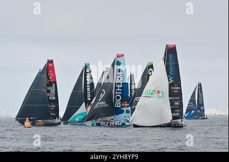 Illustration des Starts des Vendee Globe 2024-2025, 10. Ausgabe des Solo-Nonstop rund um die Welt-Yachtrennen, am 10. November 2024 in Les Sables-d'Olonne, Frankreich. Foto: Tomas Stevens/ABACAPRESS. COM Credit: Abaca Press/Alamy Live News Stockfoto