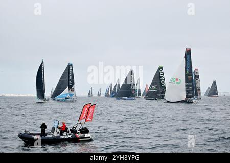 Illustration des Starts des Vendee Globe 2024-2025, 10. Ausgabe des Solo-Nonstop rund um die Welt-Yachtrennen, am 10. November 2024 in Les Sables-d'Olonne, Frankreich. Foto: Tomas Stevens/ABACAPRESS. COM Credit: Abaca Press/Alamy Live News Stockfoto