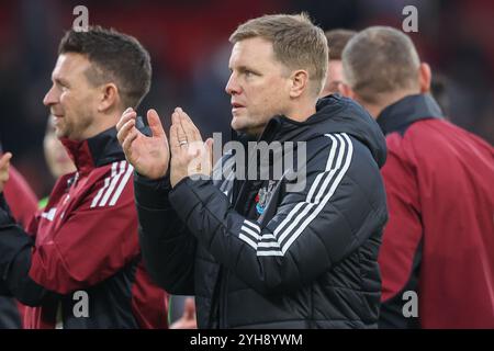 Nottingham, Großbritannien. November 2024. Eddie Howe Manager von Newcastle applaudiert den Fans nach dem Spiel während des Premier League-Spiels Nottingham Forest gegen Newcastle United am 10. November 2024 in Nottingham, Großbritannien, am 11. Oktober 2024. (Foto: Alfie Cosgrove/News Images/SIPA USA) Credit: SIPA USA/Alamy Live News Stockfoto