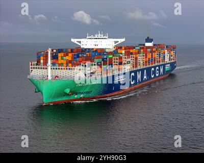 Eine Luftaufnahme des mit LNG betriebenen, ultragroßen Containerschiffs CMA CGM Sorbonne. Stockfoto